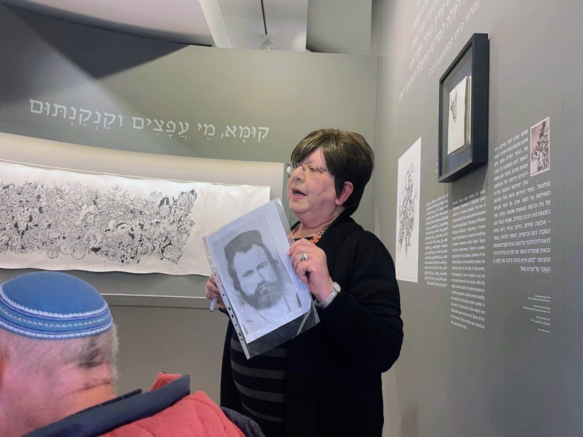 חיה בהדרכה בתערוכה במוזיאון ארצות המקרא