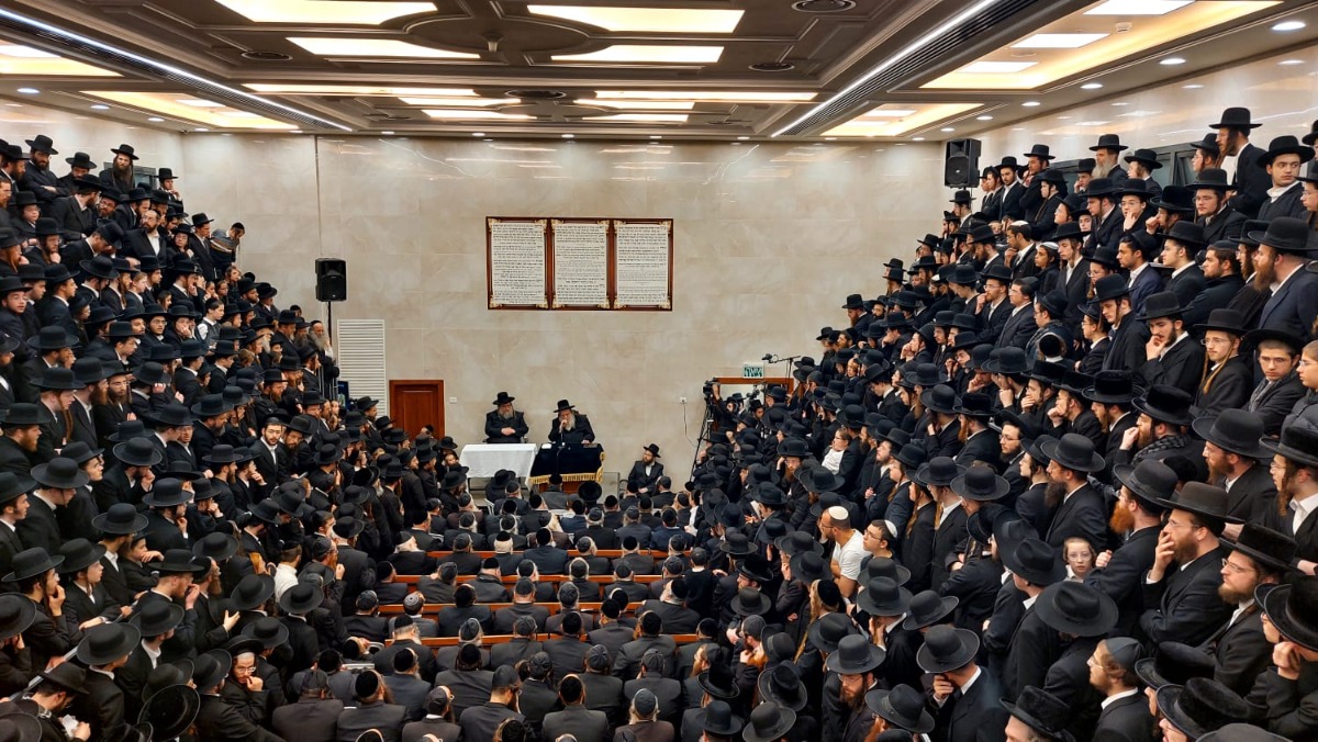 איתן (בצד ימין בחולצה הלבנה) בין החסידים