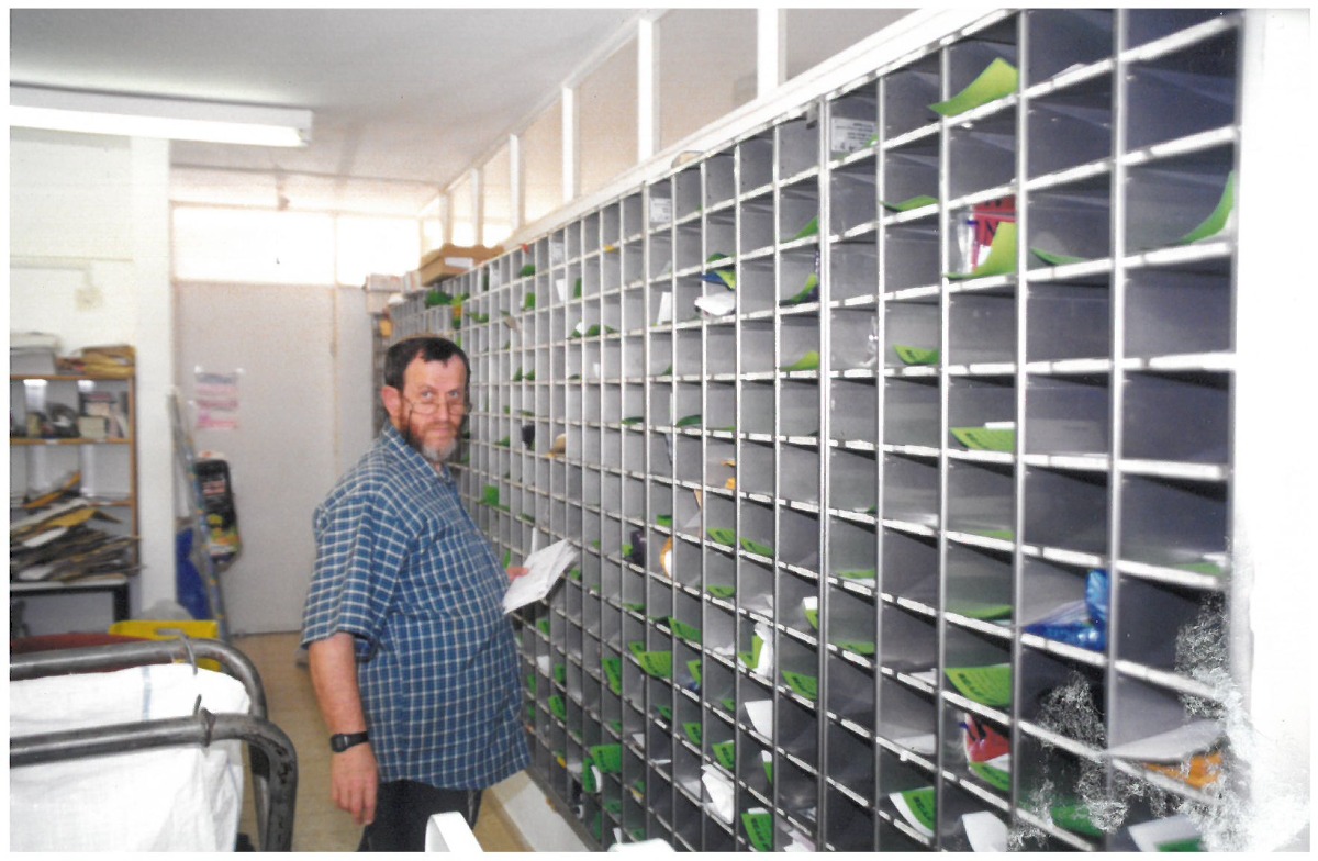 אברהם קשתיאל בדואר. 
צילום: יהודה והב