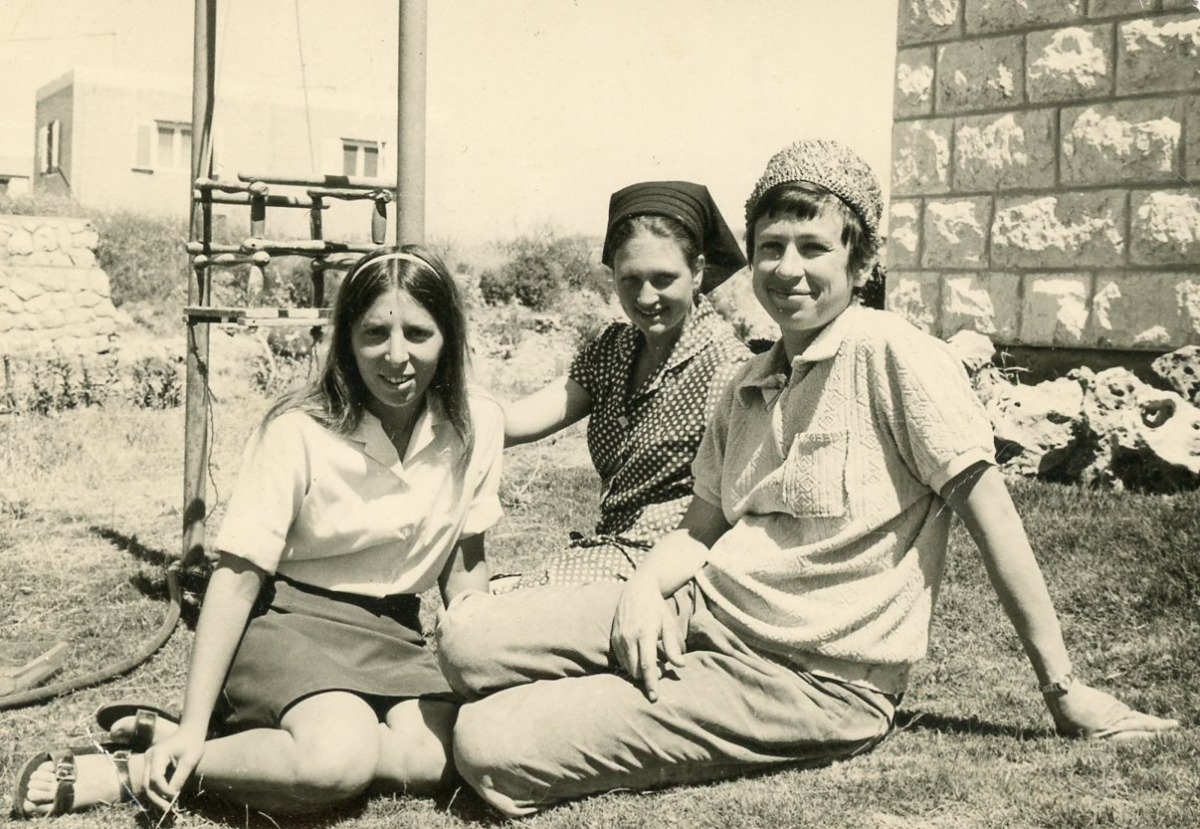 תרצה (משמאל) עם רות אלוש ואלישבע גינזבורג בגינת בית ההורים (רוזנפלד) ברחוב השיירות