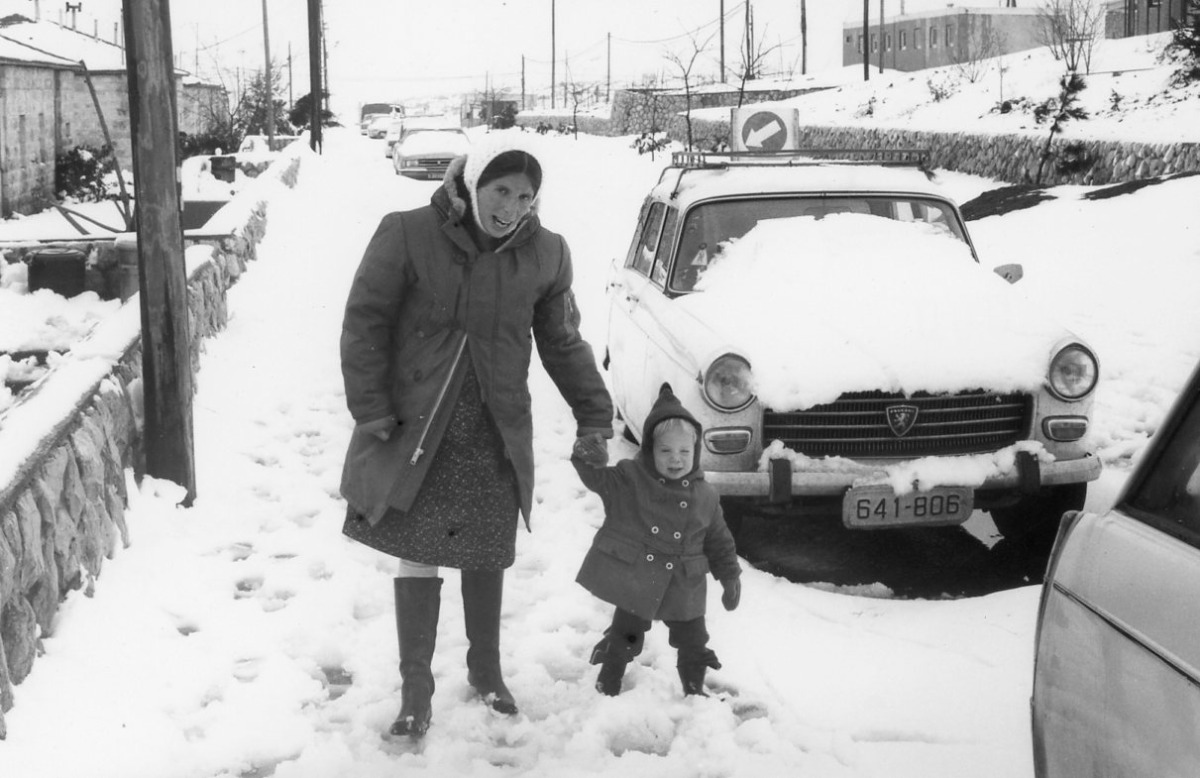 תרצה ואריה בשלג ליד הבית ברחוב השיירות