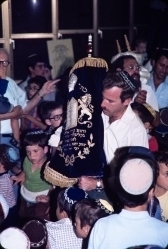 הכנסת ספרי התורה לבית הכנסת המרכזי