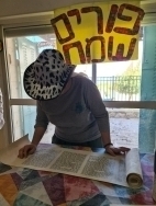 קריאת מגילה ע"י בני המשפחה, בבית משפחת פרייזר