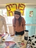 קריאת מגילה ע"י בני המשפחה, בבית משפחת פרייזר