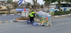 אמני אלון שבות מציירים על מיגוניות הבטון בשערי היישוב