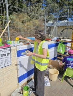 אמני אלון שבות מציירים על מיגוניות הבטון בשערי היישוב