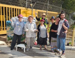 אמני אלון שבות מציירים על מיגוניות הבטון בשערי היישוב