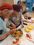 הכנת מגשי פירות למשפחות הנופלים תושבי היישוב