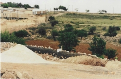 צילום מאזור הספרייה כיום, לכיוון צפון מזרח. מימין נראית שכונת הקרוואנים שהיתה צמודה לכיכר בשנות התשעים 7.5.98