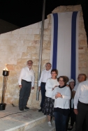 חברי גרעין אלון-עציון מניפים את הדגל בטקס היישובי