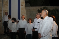 חברי גרעין אלון-עציון מניפים את הדגל בטקס היישובי