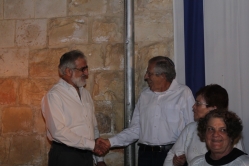 חברי גרעין אלון-עציון מניפים את הדגל בטקס היישובי