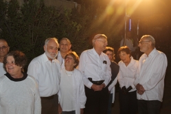 חברי גרעין אלון-עציון מניפים את הדגל בטקס היישובי