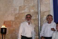 חברי גרעין אלון-עציון מניפים את הדגל בטקס היישובי