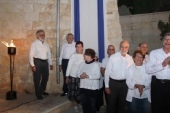 חברי גרעין אלון-עציון מניפים את הדגל בטקס היישובי