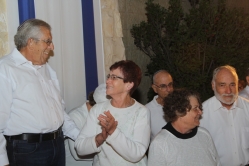 חברי גרעין אלון-עציון מניפים את הדגל בטקס היישובי