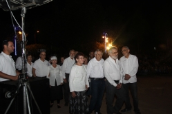 חברי גרעין אלון-עציון מניפים את הדגל בטקס היישובי