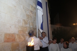 חברי גרעין אלון-עציון מניפים את הדגל בטקס היישובי