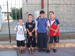 אייל שנהב (ראשון משמאל) מתחיל כיתה א', ליד אחיו לביא, נטע ונדב - שנה"ל תשס"ח, 2007-8