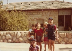 מימין לשמאל: אסף סמואל, אריה הומינר, עדי שחור (לנדאו), מלכה רוזנברג? יושב: צורי סמואל
עומדים לפני בית משפחת סרן (היום אלרואי) ברחוב השיירות.
השנה: 1981