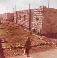 נעמה סמואל (צוריאל) ליד בית משפחת סמואל ברחוב השיירות. 
ספטמבר 1972