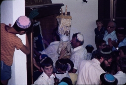 הכנסת ספרי התורה לבית הכנסת המרכזי