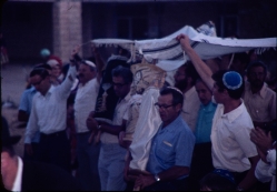 הכנסת ספרי התורה לבית הכנסת המרכזי