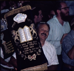 הכנסת ספרי התורה לבית הכנסת המרכזי