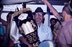 הכנסת ספרי התורה לבית הכנסת המרכזי