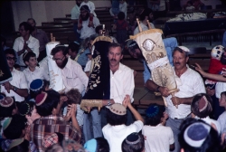 הכנסת ספרי התורה לבית הכנסת המרכזי