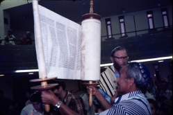 הכנסת ספרי התורה לבית הכנסת המרכזי