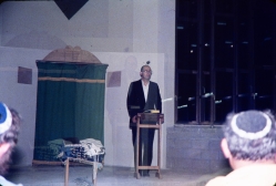 הכנסת ספרי התורה לבית הכנסת המרכזי