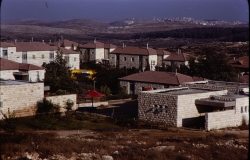 ראשית שנות השמונים-
מבט מזרחה-
קרוב: המעון בגבעת העץ
אחריו בתי רחוב מעלה מיכאל ומשעול הורד
באופק: בית פג'אר
