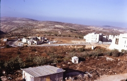 ראשית שנות השמונים-
מבט לצפון מזרח-
מימין בית הכנסת המרכזי
אחריו בתי הכולל
בבנייה - בניין הכולל הרביעי וותיקי הגוש
באופק הגבעות עליהן יבנו אלעזר ונווה דניאל