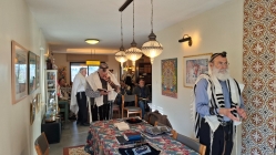 תפילה בבית משפחת פישר