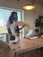 אחיה מיזליש קורא מגילה למשפחות בגבעת החיש