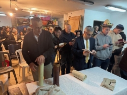 קריאת מגילה במקלט 'זוגות צעירים'