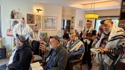 תפילה בבית משפחת פישר