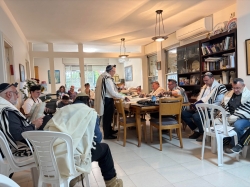 תפילה ומגילה בבית משפחת ברופסקי