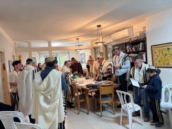 תפילה ומגילה בבית ברופסקי