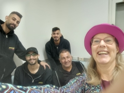 רות נחשון בממ"ד עם הפועלים הערבים המעבירים את הדירה