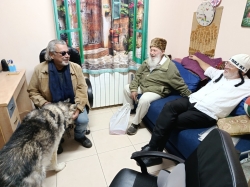 אזעקה במהלך פורים, משפחת שנהב מארחים עוברי אורח בממ"ד ומכירים שכן חדש וכלב מפוחד