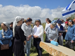 התכנסות התייחדות באנדרטה בגבעת החי"ש
