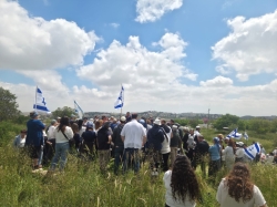 התכנסות התייחדות באנדרטה בגבעת החי"ש