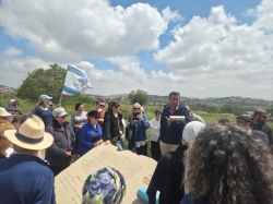 התכנסות התייחדות באנדרטה בגבעת החי"ש