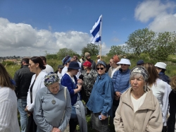 התכנסות התייחדות באנדרטה בגבעת החי"ש