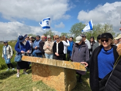 התכנסות התייחדות באנדרטה בגבעת החי"ש