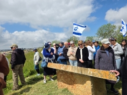 התכנסות התייחדות באנדרטה בגבעת החי"ש