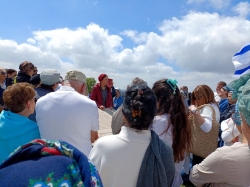 התכנסות התייחדות באנדרטה בגבעת החי"ש