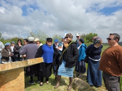 התכנסות התייחדות באנדרטה בגבעת החי"ש